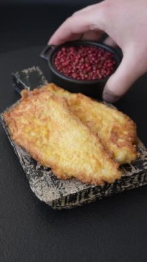 Tuzlu, baharatlı ve çimento kaplı ızgara tavuk veya hindi pirzolası.