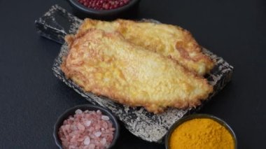 Tuzlu, baharatlı ve çimento kaplı ızgara tavuk veya hindi pirzolası.