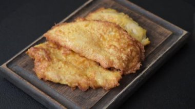 Tuzlu, baharatlı ve çimento kaplı ızgara tavuk veya hindi pirzolası.