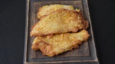 Tuzlu, baharatlı ve çimento kaplı ızgara tavuk veya hindi pirzolası.