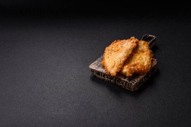 Tuzlu, baharatlı ve çimento kaplı ızgara tavuk veya hindi pirzolası.