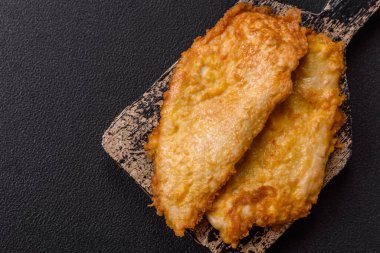 Tuzlu, baharatlı ve çimento kaplı ızgara tavuk veya hindi pirzolası.