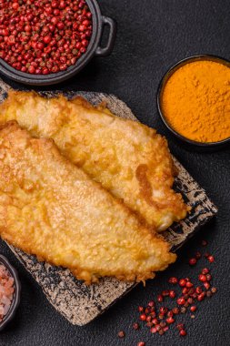 Tuzlu, baharatlı ve çimento kaplı ızgara tavuk veya hindi pirzolası.