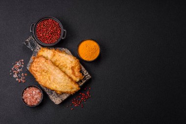 Tuzlu, baharatlı ve çimento kaplı ızgara tavuk veya hindi pirzolası.