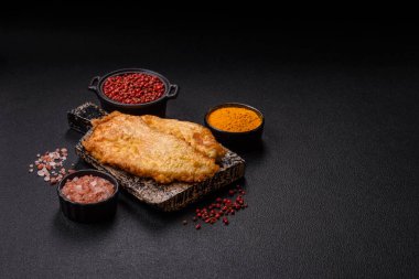 Tuzlu, baharatlı ve çimento kaplı ızgara tavuk veya hindi pirzolası.