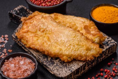 Tuzlu, baharatlı ve çimento kaplı ızgara tavuk veya hindi pirzolası.