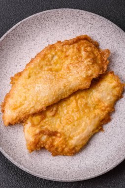 Tuzlu, baharatlı ve çimento kaplı ızgara tavuk veya hindi pirzolası.