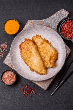 Tuzlu, baharatlı ve çimento kaplı ızgara tavuk veya hindi pirzolası.