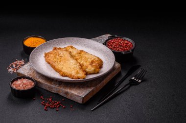 Tuzlu, baharatlı ve çimento kaplı ızgara tavuk veya hindi pirzolası.