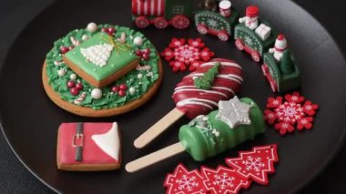 Çubuğun üzerinde noel ve yeni yılın stili ve renginde koyu beton bir zeminde çikolatayla kaplı doğal buzlu dondurma.