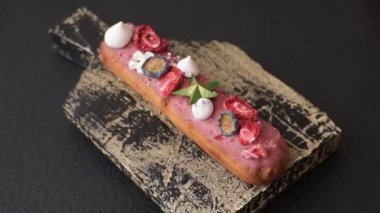 Noel ve Yeni Yıl için süslenmiş, kırmızı jöleli çikolata kaplı tatlı bir ekler.