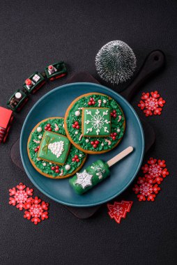 Çubuğun üzerinde noel ve yeni yılın stili ve renginde koyu beton bir zeminde çikolatayla kaplı doğal buzlu dondurma.