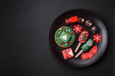 Çubuğun üzerinde noel ve yeni yılın stili ve renginde koyu beton bir zeminde çikolatayla kaplı doğal buzlu dondurma.