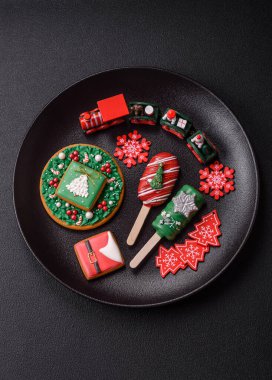 Çubuğun üzerinde noel ve yeni yılın stili ve renginde koyu beton bir zeminde çikolatayla kaplı doğal buzlu dondurma.