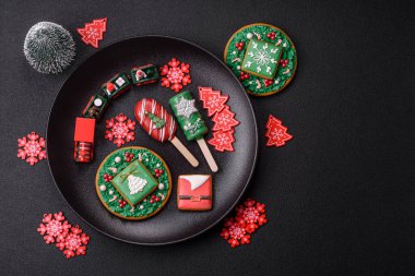 Çubuğun üzerinde noel ve yeni yılın stili ve renginde koyu beton bir zeminde çikolatayla kaplı doğal buzlu dondurma.