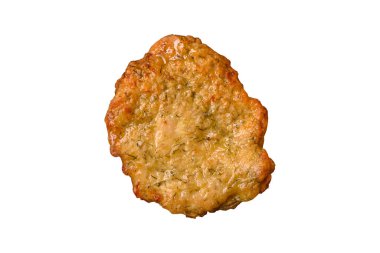 Lezzetli kızarmış domuz ya da beyaz arka planda tuzlu ve baharatlı tavuk pirzolası.