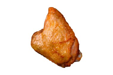 Beyaz arka planda tuz, baharat ve otlarla kızartılmış tavuk butları.