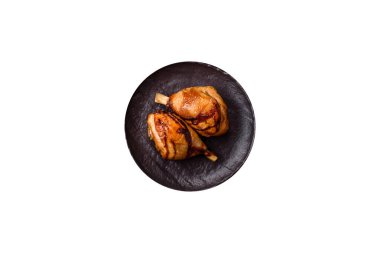 Baharatlı tavuk budu ve beyaz arka planda teriyaki soslu otlar.