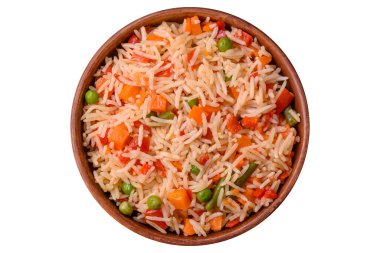 Beyaz arka planda haşlanmış pirinç, sebze, tuz ve baharat.