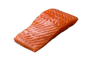 Izgara pişirme için baharatlı ve otlu taze çiğ somon bifteği. Sağlıklı deniz ürünleri