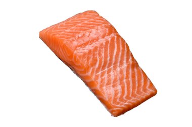 Izgara pişirme için baharatlı ve otlu taze çiğ somon bifteği. Sağlıklı deniz ürünleri