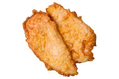 Beyaz bir arka planda ızgara tavuk ya da hindi pirzolası, tuz, baharat ve otlar.