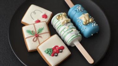Çubuğun üzerinde noel ve yeni yılın stili ve renginde koyu beton bir zeminde çikolatayla kaplı doğal buzlu dondurma.