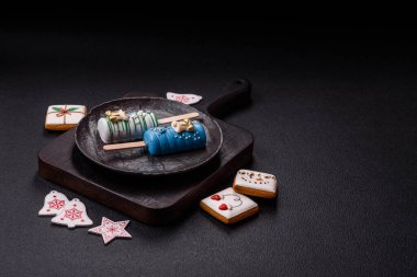 Çubuğun üzerinde noel ve yeni yılın stili ve renginde koyu beton bir zeminde çikolatayla kaplı doğal buzlu dondurma.