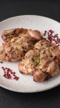 Koyu beton bir arka planda tuzlu, baharatlı ve otlu ızgara kemiksiz tavuk budu.