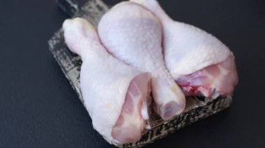 Çiğ tavuk ya da hindi bacağı. Tuzlu, baharatlı ve çimento kaplı otlar.