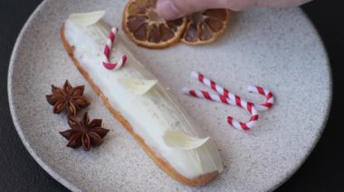 Koyu beton arka planda beyaz jöle ile kaplanmış çikolatalı tatlı ekler.