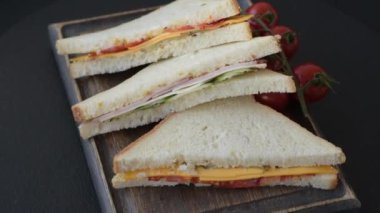 Jambonlu, salamlı, domatesli, hardallı, tuzlu ve baharatlı sandviç.