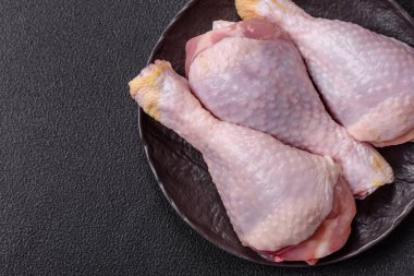 Çiğ tavuk ya da hindi bacağı. Tuzlu, baharatlı ve çimento kaplı otlar.