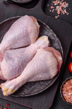 Çiğ tavuk ya da hindi bacağı. Tuzlu, baharatlı ve çimento kaplı otlar.