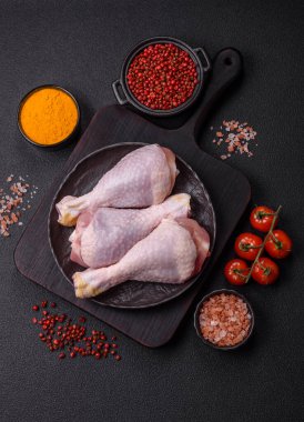 Çiğ tavuk ya da hindi bacağı. Tuzlu, baharatlı ve çimento kaplı otlar.