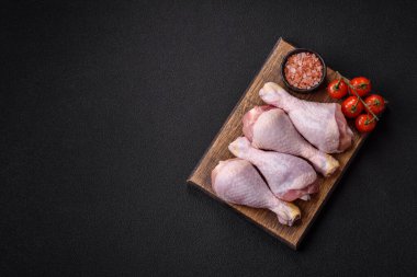 Çiğ tavuk ya da hindi bacağı. Tuzlu, baharatlı ve çimento kaplı otlar.