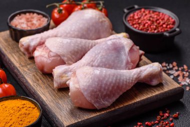 Çiğ tavuk ya da hindi bacağı. Tuzlu, baharatlı ve çimento kaplı otlar.