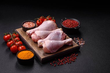 Çiğ tavuk ya da hindi bacağı. Tuzlu, baharatlı ve çimento kaplı otlar.