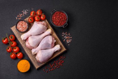 Çiğ tavuk ya da hindi bacağı. Tuzlu, baharatlı ve çimento kaplı otlar.