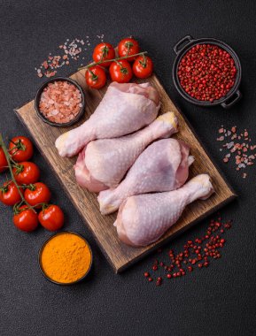 Çiğ tavuk ya da hindi bacağı. Tuzlu, baharatlı ve çimento kaplı otlar.