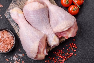 Çiğ tavuk ya da hindi bacağı. Tuzlu, baharatlı ve çimento kaplı otlar.