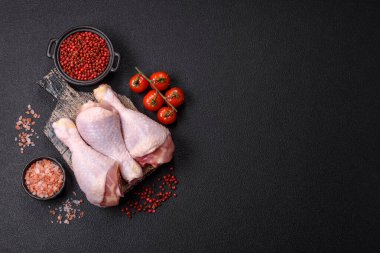 Çiğ tavuk ya da hindi bacağı. Tuzlu, baharatlı ve çimento kaplı otlar.