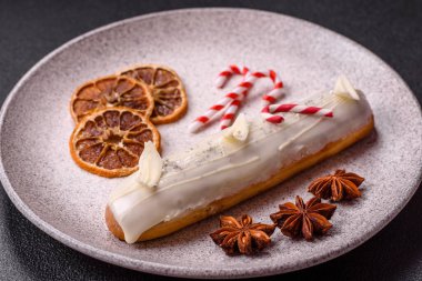 Koyu beton arka planda beyaz jöle ile kaplanmış çikolatalı tatlı ekler.