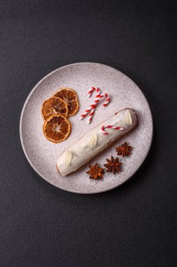 Koyu beton arka planda beyaz jöle ile kaplanmış çikolatalı tatlı ekler.