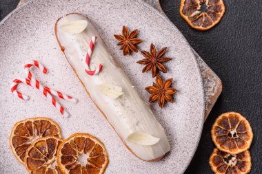 Koyu beton arka planda beyaz jöle ile kaplanmış çikolatalı tatlı ekler.