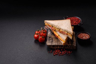 Jambonlu, salamlı, domatesli, hardallı, tuzlu ve baharatlı sandviç.