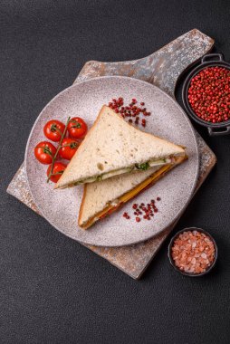 Jambonlu, salamlı, domatesli, hardallı, tuzlu ve baharatlı sandviç.