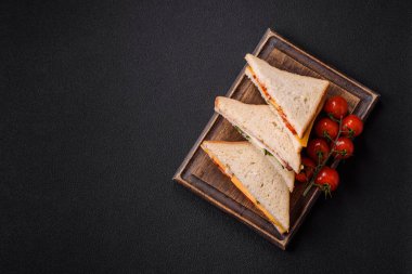 Jambonlu, salamlı, domatesli, hardallı, tuzlu ve baharatlı sandviç.