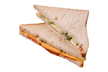 Jambonlu, salamlı, domatesli, hardallı, tuzlu ve baharatlı sandviç.