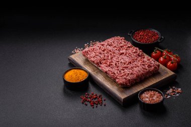 Beton kaplamalı, tuzlu ve baharatlı taze öğütülmüş et.